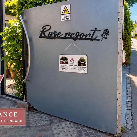 Baci Retreat, Roseart